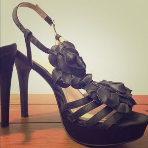 Black Heels with flowers, satin fabric.